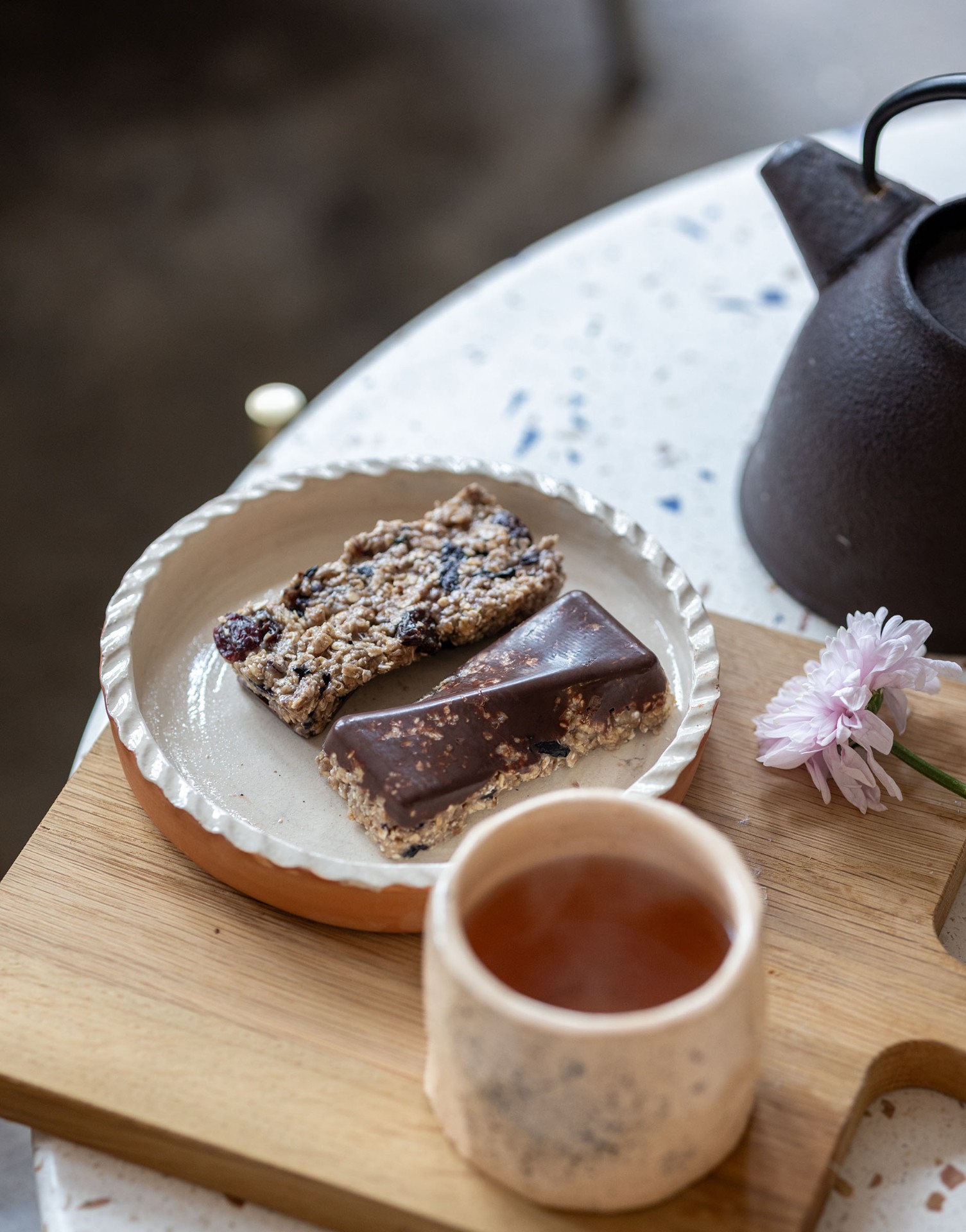 Barre Phases servie sur un plateau avec une tasse de thé